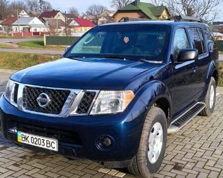 Синий Ниссан Патфайндер, объемом двигателя 4 л и пробегом 107 тыс. км за 9800 $, фото 1 на Automoto.ua