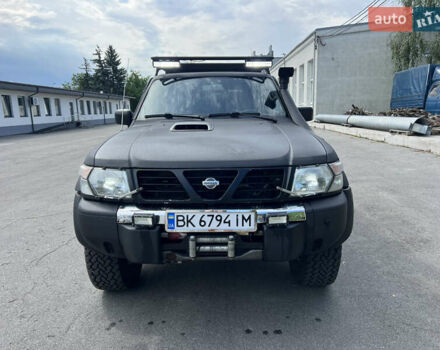 Серый Ниссан Патрол, объемом двигателя 3 л и пробегом 295 тыс. км за 17800 $, фото 3 на Automoto.ua