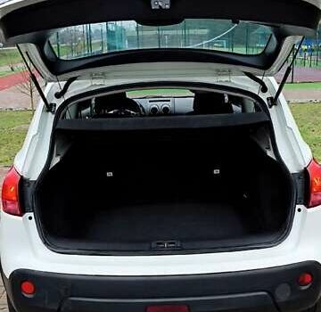 Білий Ніссан Кашкай, об'ємом двигуна 1.6 л та пробігом 246 тис. км за 8499 $, фото 4 на Automoto.ua