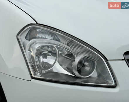 Белый Ниссан Кашкай, объемом двигателя 1.6 л и пробегом 176 тыс. км за 9999 $, фото 22 на Automoto.ua