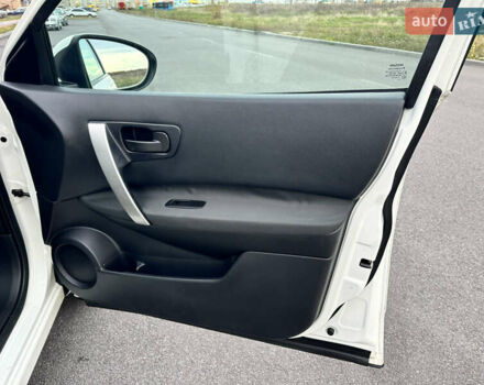 Белый Ниссан Кашкай, объемом двигателя 1.6 л и пробегом 176 тыс. км за 9999 $, фото 65 на Automoto.ua