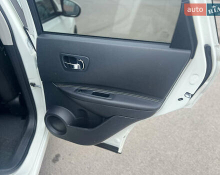 Белый Ниссан Кашкай, объемом двигателя 2 л и пробегом 190 тыс. км за 12000 $, фото 19 на Automoto.ua