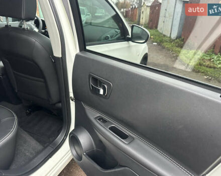 Белый Ниссан Кашкай, объемом двигателя 1.5 л и пробегом 229 тыс. км за 10650 $, фото 12 на Automoto.ua