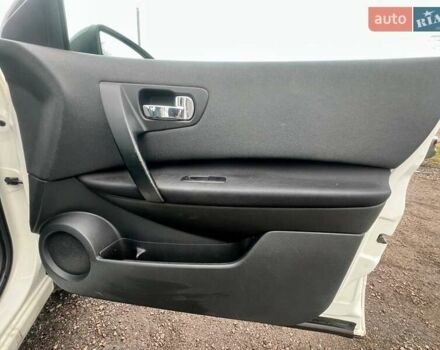 Белый Ниссан Кашкай, объемом двигателя 2 л и пробегом 134 тыс. км за 12000 $, фото 19 на Automoto.ua