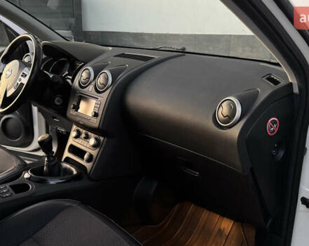 Белый Ниссан Кашкай, объемом двигателя 1.6 л и пробегом 231 тыс. км за 12399 $, фото 17 на Automoto.ua