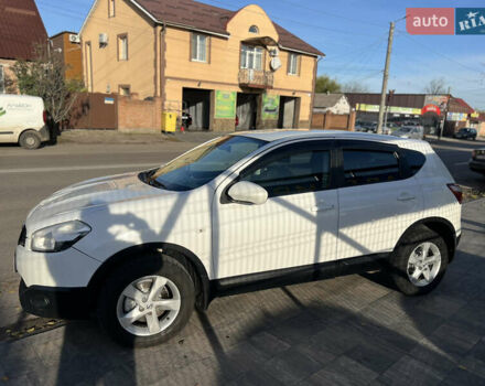 Белый Ниссан Кашкай, объемом двигателя 1.6 л и пробегом 167 тыс. км за 10000 $, фото 2 на Automoto.ua