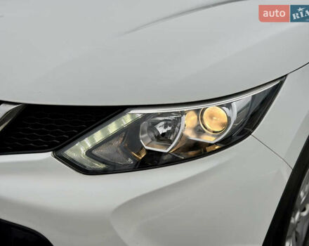 Білий Ніссан Кашкай, об'ємом двигуна 1.2 л та пробігом 56 тис. км за 14777 $, фото 14 на Automoto.ua