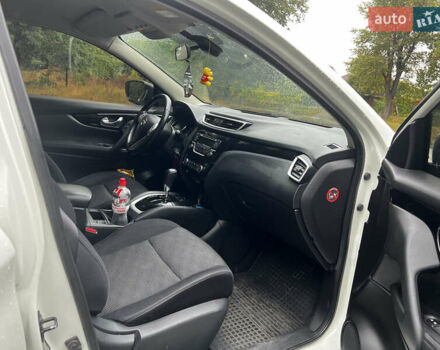 Белый Ниссан Кашкай, объемом двигателя 1.2 л и пробегом 175 тыс. км за 14000 $, фото 4 на Automoto.ua