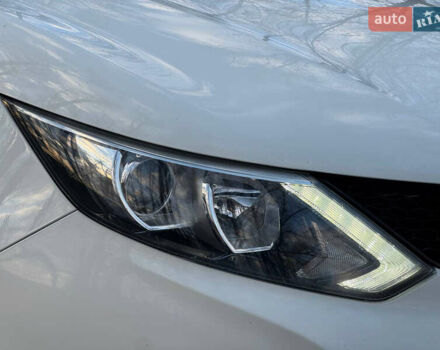 Белый Ниссан Кашкай, объемом двигателя 1.2 л и пробегом 113 тыс. км за 10950 $, фото 6 на Automoto.ua