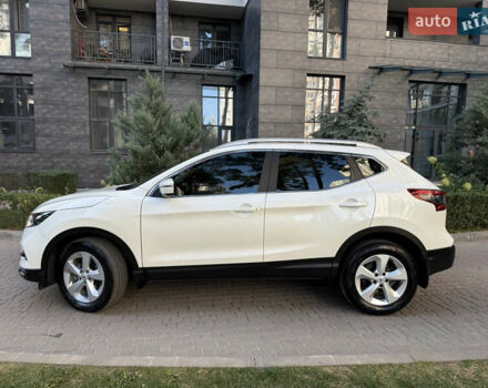 Белый Ниссан Кашкай, объемом двигателя 1.6 л и пробегом 107 тыс. км за 19700 $, фото 2 на Automoto.ua