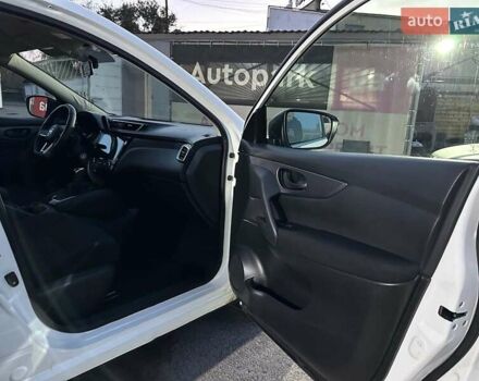 Белый Ниссан Кашкай, объемом двигателя 1.6 л и пробегом 130 тыс. км за 17790 $, фото 17 на Automoto.ua