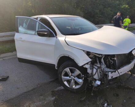 Белый Ниссан Кашкай, объемом двигателя 2 л и пробегом 47 тыс. км за 9000 $, фото 2 на Automoto.ua