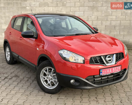 Красный Ниссан Кашкай, объемом двигателя 1.5 л и пробегом 150 тыс. км за 9999 $, фото 2 на Automoto.ua