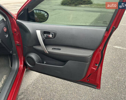 Красный Ниссан Кашкай, объемом двигателя 2 л и пробегом 61 тыс. км за 11400 $, фото 16 на Automoto.ua