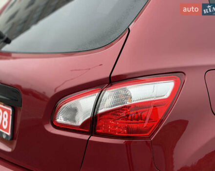 Красный Ниссан Кашкай, объемом двигателя 1.6 л и пробегом 86 тыс. км за 12999 $, фото 4 на Automoto.ua