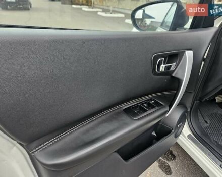 Білий Ніссан Кашкай 2, об'ємом двигуна 2 л та пробігом 187 тис. км за 10900 $, фото 78 на Automoto.ua