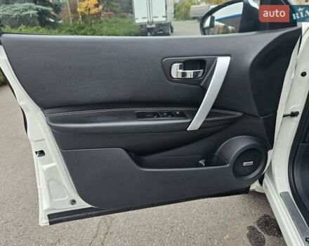 Білий Ніссан Кашкай 2, об'ємом двигуна 2 л та пробігом 187 тис. км за 10900 $, фото 76 на Automoto.ua