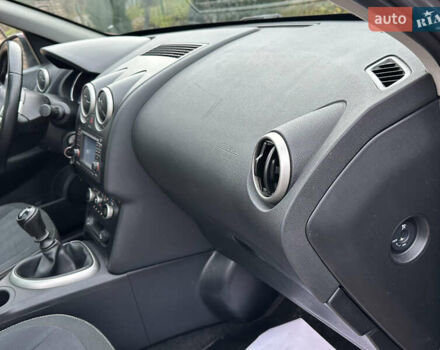 Червоний Ніссан Кашкай 2, об'ємом двигуна 2 л та пробігом 216 тис. км за 10600 $, фото 20 на Automoto.ua