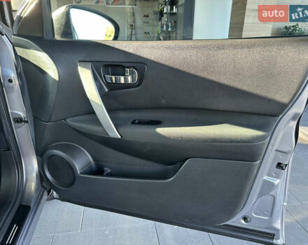 Сірий Ніссан Кашкай 2, об'ємом двигуна 1.5 л та пробігом 138 тис. км за 10700 $, фото 66 на Automoto.ua