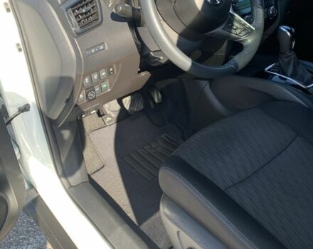 Белый Ниссан Rogue, объемом двигателя 2.5 л и пробегом 105 тыс. км за 15000 $, фото 2 на Automoto.ua