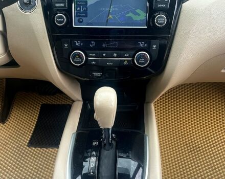 Красный Ниссан Rogue, объемом двигателя 2.5 л и пробегом 163 тыс. км за 12900 $, фото 4 на Automoto.ua