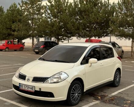 Белый Ниссан Тиида, объемом двигателя 1.6 л и пробегом 215 тыс. км за 5499 $, фото 2 на Automoto.ua