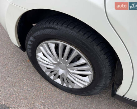 Белый Ниссан Тиида, объемом двигателя 1.5 л и пробегом 91 тыс. км за 7499 $, фото 16 на Automoto.ua