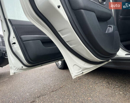 Белый Ниссан Тиида, объемом двигателя 1.5 л и пробегом 91 тыс. км за 7499 $, фото 4 на Automoto.ua