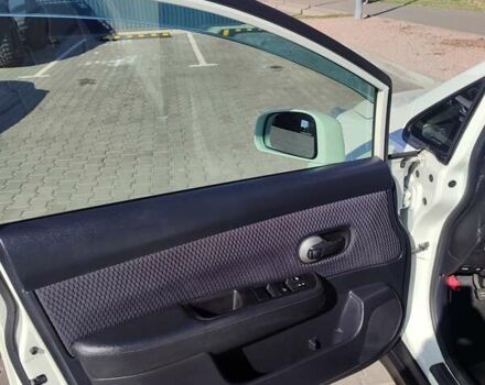 Белый Ниссан Тиида, объемом двигателя 1.5 л и пробегом 65 тыс. км за 8500 $, фото 8 на Automoto.ua