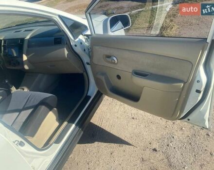 Белый Ниссан Тиида, объемом двигателя 1.6 л и пробегом 190 тыс. км за 4999 $, фото 15 на Automoto.ua