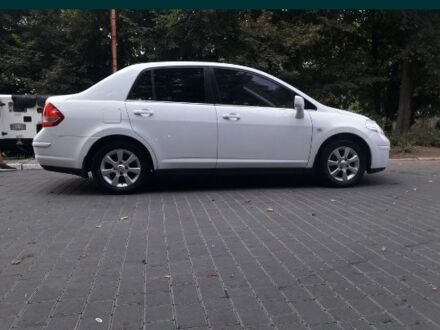 Белый Ниссан Тиида, объемом двигателя 1.8 л и пробегом 145 тыс. км за 6000 $, фото 1 на Automoto.ua