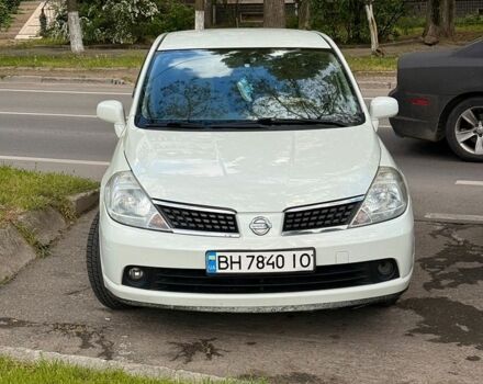 Белый Ниссан Тиида, объемом двигателя 1.6 л и пробегом 160 тыс. км за 5500 $, фото 1 на Automoto.ua