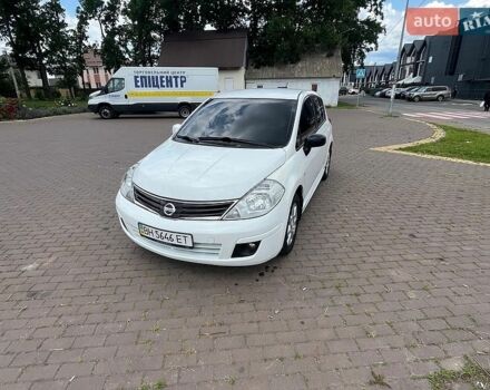 Белый Ниссан Тиида, объемом двигателя 1.6 л и пробегом 200 тыс. км за 7500 $, фото 1 на Automoto.ua