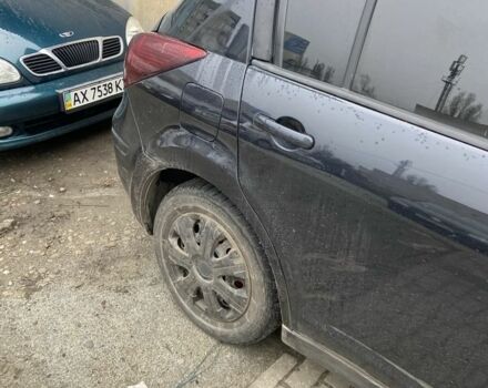 Черный Ниссан Тиида, объемом двигателя 1.6 л и пробегом 200 тыс. км за 4500 $, фото 3 на Automoto.ua