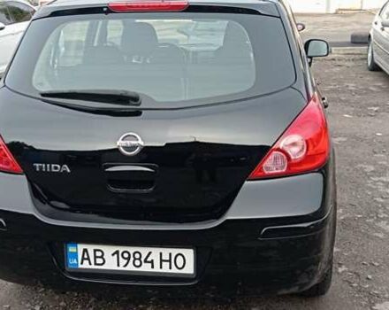 Черный Ниссан Тиида, объемом двигателя 1.6 л и пробегом 300 тыс. км за 4550 $, фото 4 на Automoto.ua