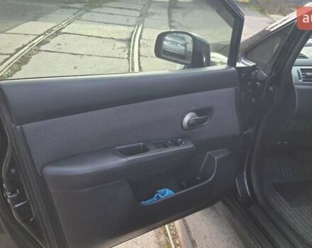 Черный Ниссан Тиида, объемом двигателя 1.6 л и пробегом 229 тыс. км за 5900 $, фото 5 на Automoto.ua