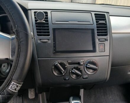 Черный Ниссан Тиида, объемом двигателя 1.6 л и пробегом 220 тыс. км за 5498 $, фото 4 на Automoto.ua