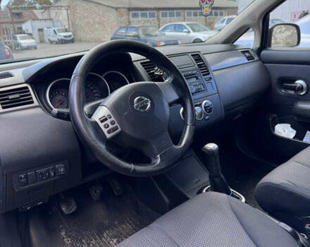 Черный Ниссан Тиида, объемом двигателя 1.6 л и пробегом 300 тыс. км за 4500 $, фото 5 на Automoto.ua