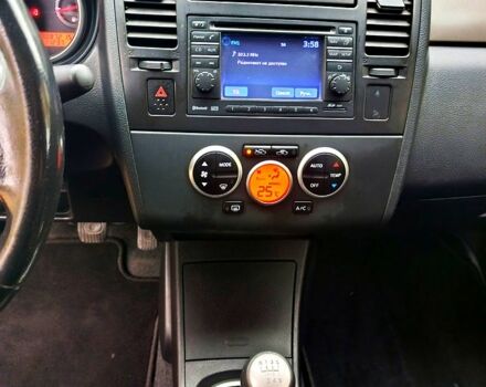 Черный Ниссан Тиида, объемом двигателя 1.8 л и пробегом 110 тыс. км за 5600 $, фото 8 на Automoto.ua