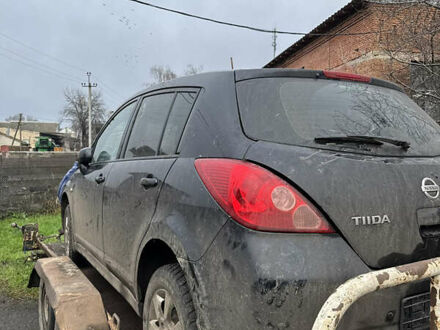 Черный Ниссан Тиида, объемом двигателя 1.6 л и пробегом 152 тыс. км за 4000 $, фото 1 на Automoto.ua