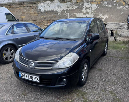 Черный Ниссан Тиида, объемом двигателя 1.6 л и пробегом 300 тыс. км за 4500 $, фото 1 на Automoto.ua