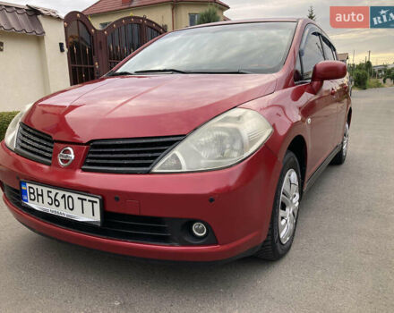 Красный Ниссан Тиида, объемом двигателя 1.6 л и пробегом 195 тыс. км за 5500 $, фото 1 на Automoto.ua