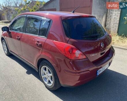 Красный Ниссан Тиида, объемом двигателя 1.8 л и пробегом 175 тыс. км за 5600 $, фото 1 на Automoto.ua