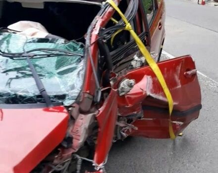 Красный Ниссан Тиида, объемом двигателя 1.6 л и пробегом 94 тыс. км за 3500 $, фото 11 на Automoto.ua