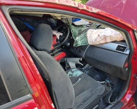 Красный Ниссан Тиида, объемом двигателя 1.6 л и пробегом 94 тыс. км за 3500 $, фото 1 на Automoto.ua