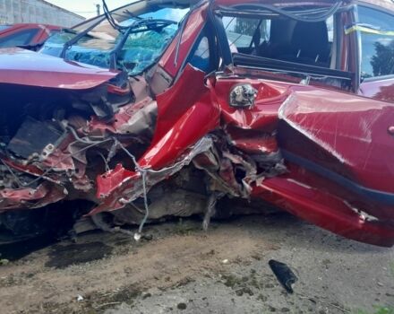 Красный Ниссан Тиида, объемом двигателя 1.6 л и пробегом 94 тыс. км за 3500 $, фото 13 на Automoto.ua