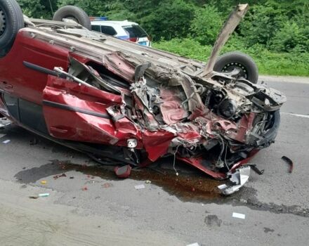 Красный Ниссан Тиида, объемом двигателя 1.6 л и пробегом 94 тыс. км за 3500 $, фото 19 на Automoto.ua