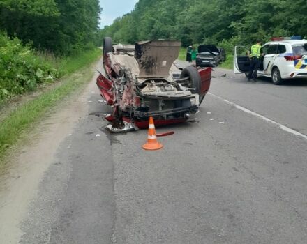 Красный Ниссан Тиида, объемом двигателя 1.6 л и пробегом 94 тыс. км за 3500 $, фото 18 на Automoto.ua