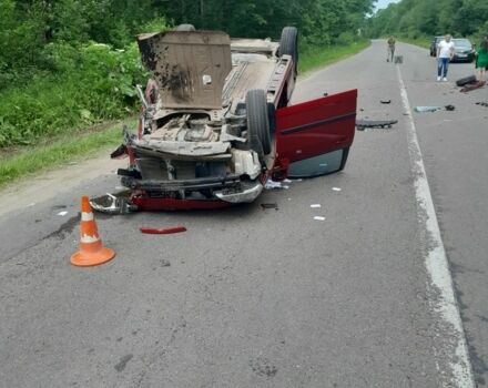 Красный Ниссан Тиида, объемом двигателя 1.6 л и пробегом 94 тыс. км за 3500 $, фото 20 на Automoto.ua