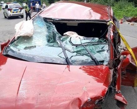 Красный Ниссан Тиида, объемом двигателя 1.6 л и пробегом 94 тыс. км за 3500 $, фото 10 на Automoto.ua